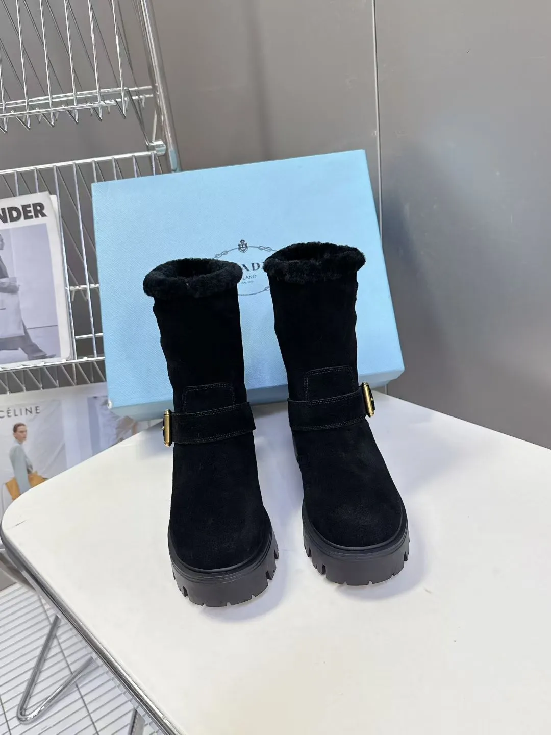 👟👟Ex-factory price 660👟👟 PRADA Prada's latest fall and winter triangular logo slip-on furry boots. There are many celebrities and Internet celebrities. A series that cannot be bought in winter. It is definitely this year's big hit. It is very good-looking. Simple upper design. Highly brand-recognizable triangle logo embellishment. Full of details. The upper foot is large and slim, and the legs are slim. This piece is just right. The outsole height is 5CM, which can instantly increase your height. It is a perfect tool for heightening. The whole series uses a variety of imported materials: polished and waxed calf leather, high mercerized cow suede, real wool lining, super warm, original combined rubber foam outsole, light and comfortable, Size: 35-41 (40 41 customized, non-refundable) 3044